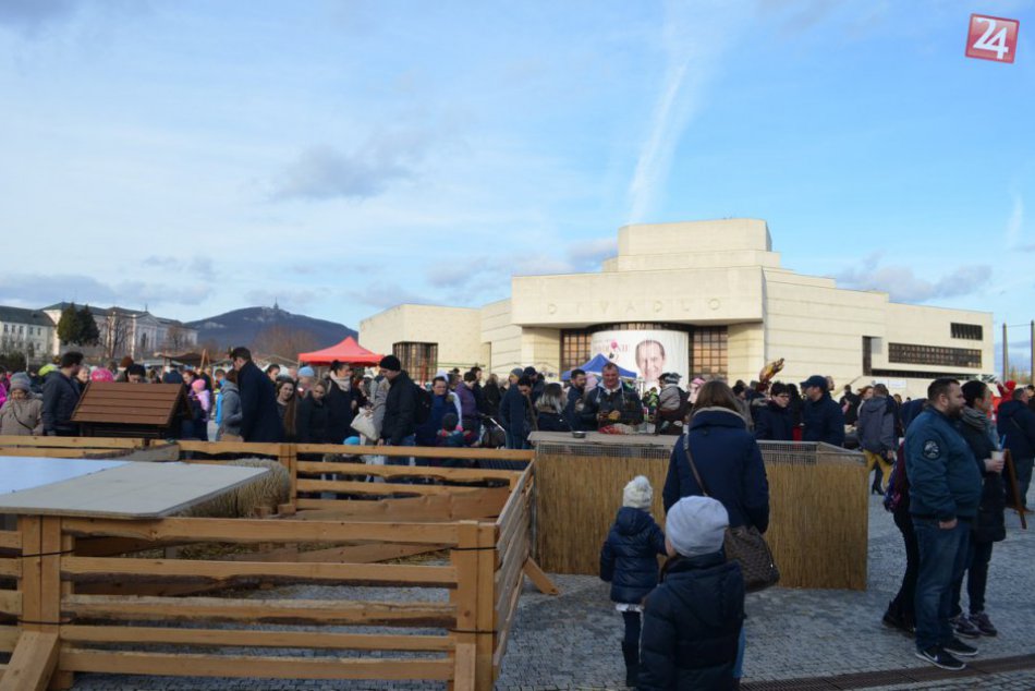 FOTO: Nitrania sa rozlúčili s fašiangom, oslavy sledovali stovky divákov