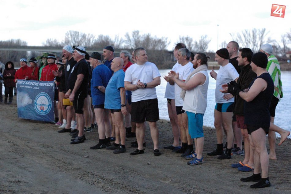Konal sa 4. ročník otužileckej akcie: Vody Váhu v Šali privítali ľadové medvede