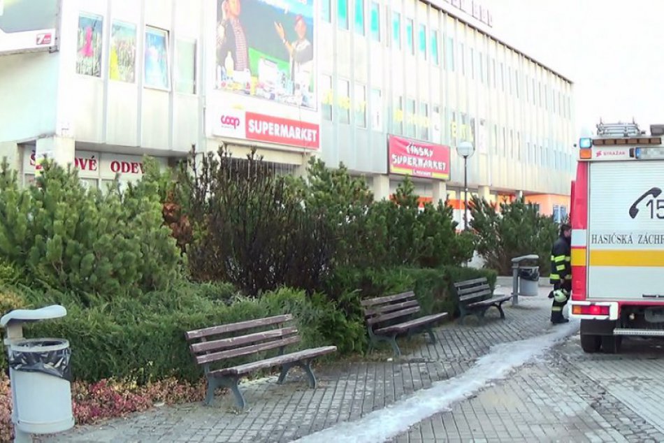 Foto z miesta: Na Námestí slobody v Humennom horeli kríky