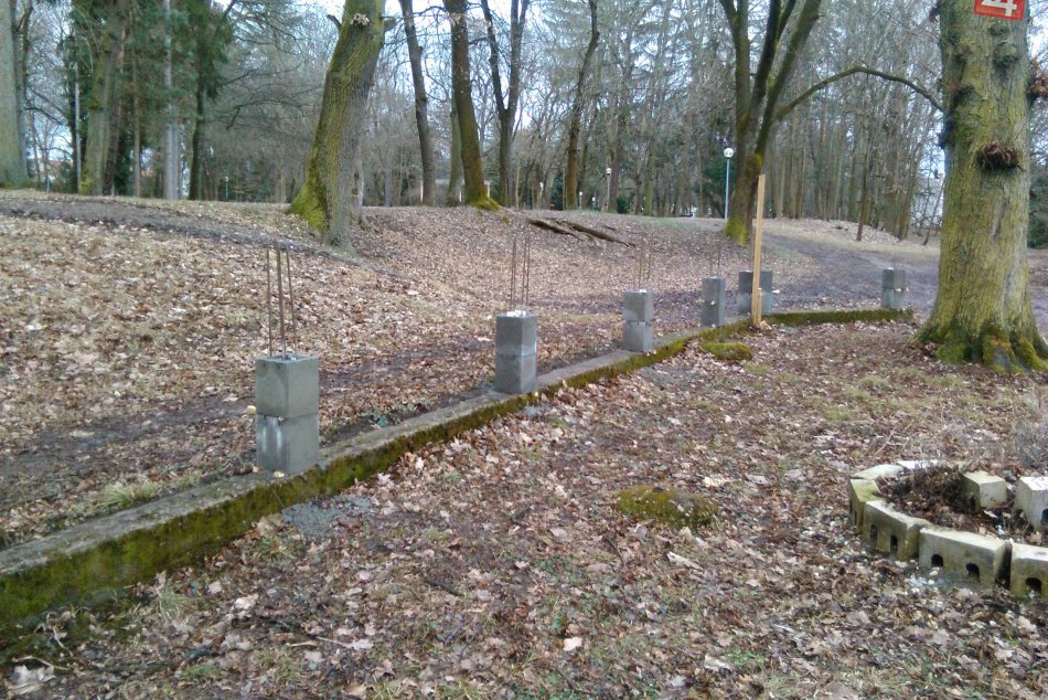 V OBRAZOCH: Práce na lučeneckom Strande pokračujú