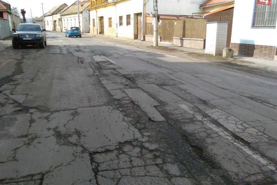 V OBRAZOCH: Po tuhej zime je Lučenec posiaty výtlkmi