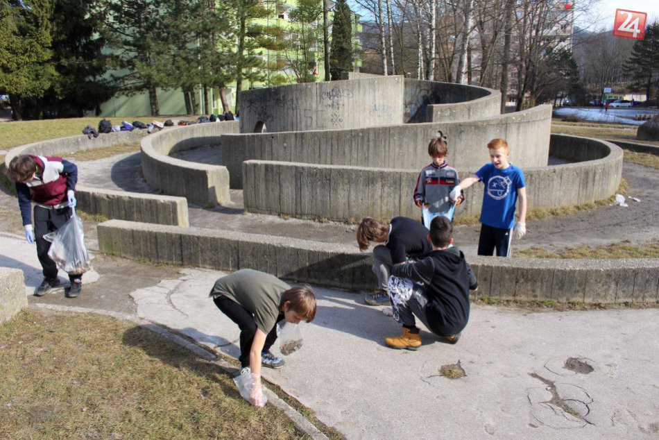 V OBRAZOCH: Krásny čin bystrických parkouristov. Prázdniny využili na brigádu