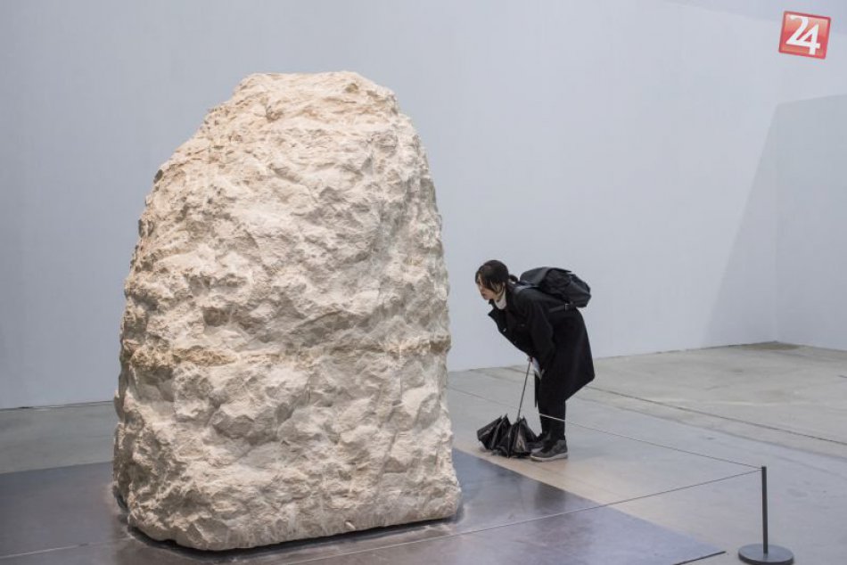 KURIOZITA DŇA: Umelec sa nechal uväzniť do skaly