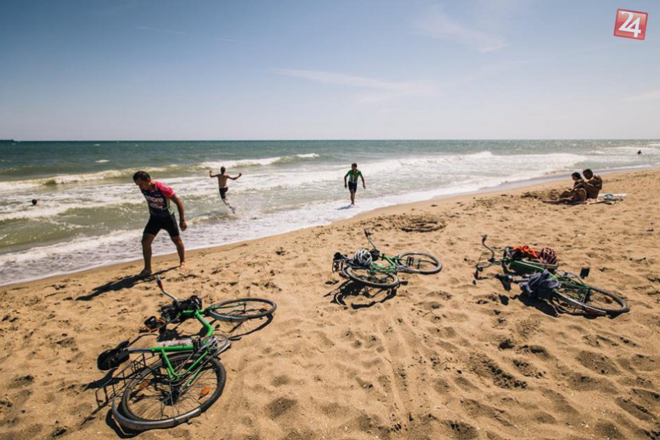 FOTO: Parádna púť mladíkov. Z nášho regiónu na dvoch kolesách k Čiernemu moru