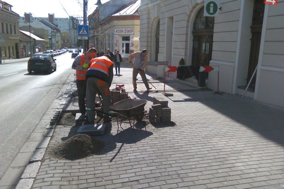 V OBRAZOCH: Na Kubínyiho námestí robotníci finišujú s prácami na dlažbe