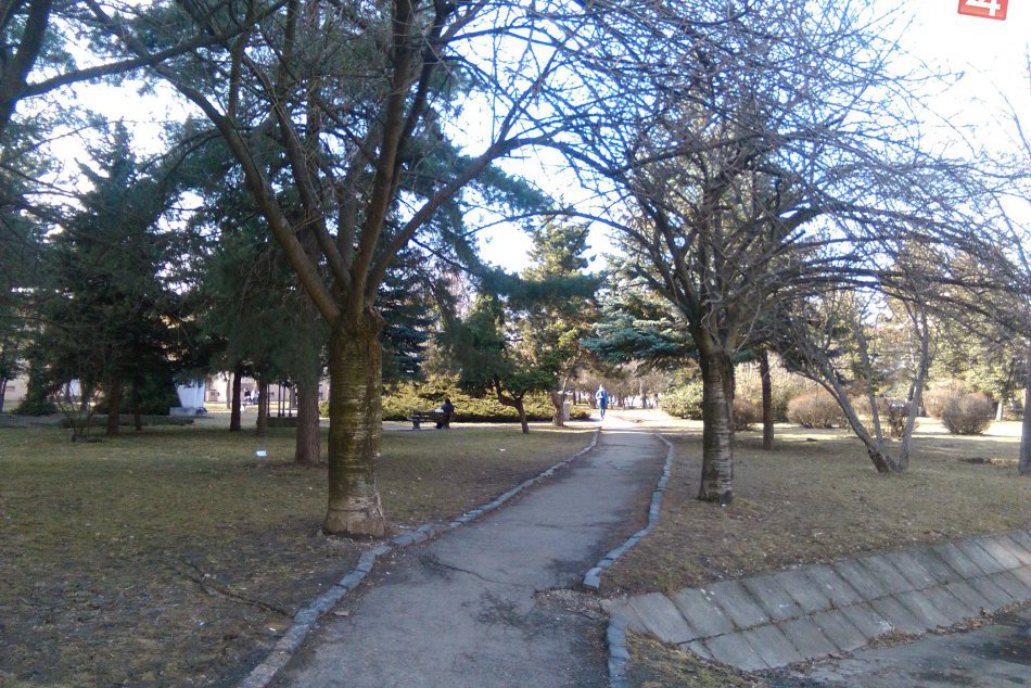 V OBRAZOCH: V parčíku neďaleko centra Lučenca sa majú stretávať narkomani