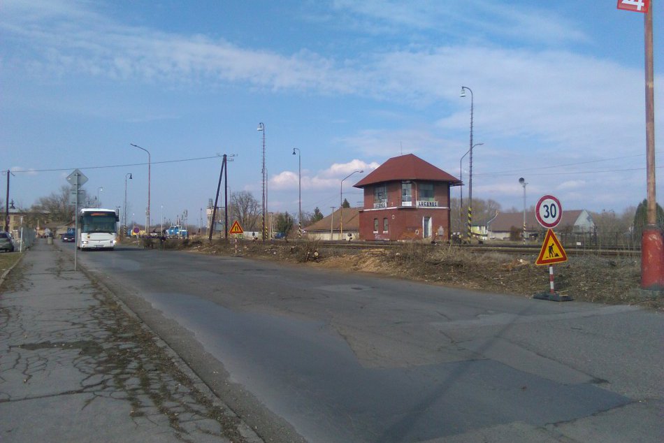 V OBRAZOCH: Na lučeneckej Ulici kpt. Nálepku je premávka zúžená do jedného pruhu