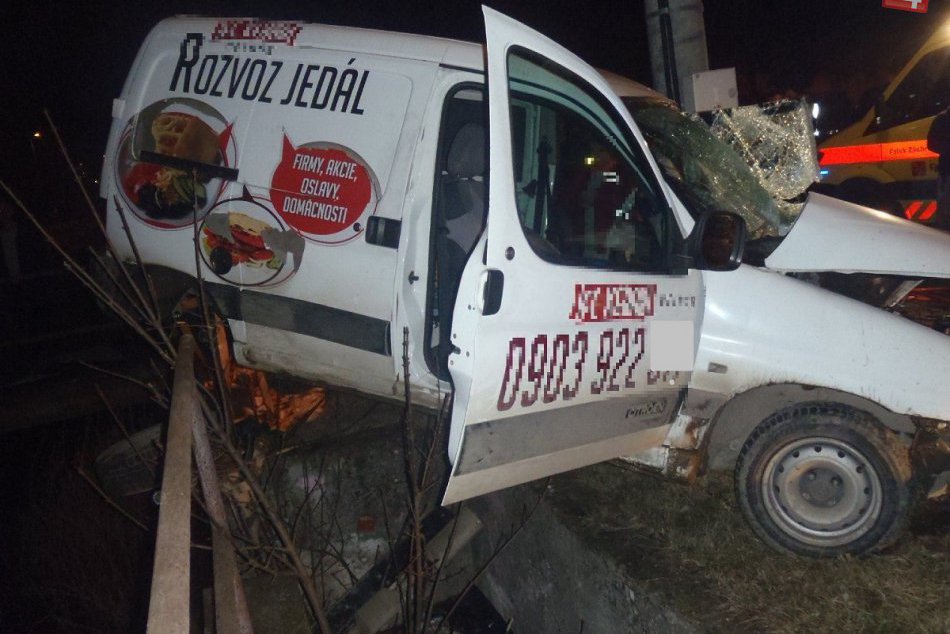 Dopravná nehoda neďaleko Považskej: Auto skončilo na zábradlí!