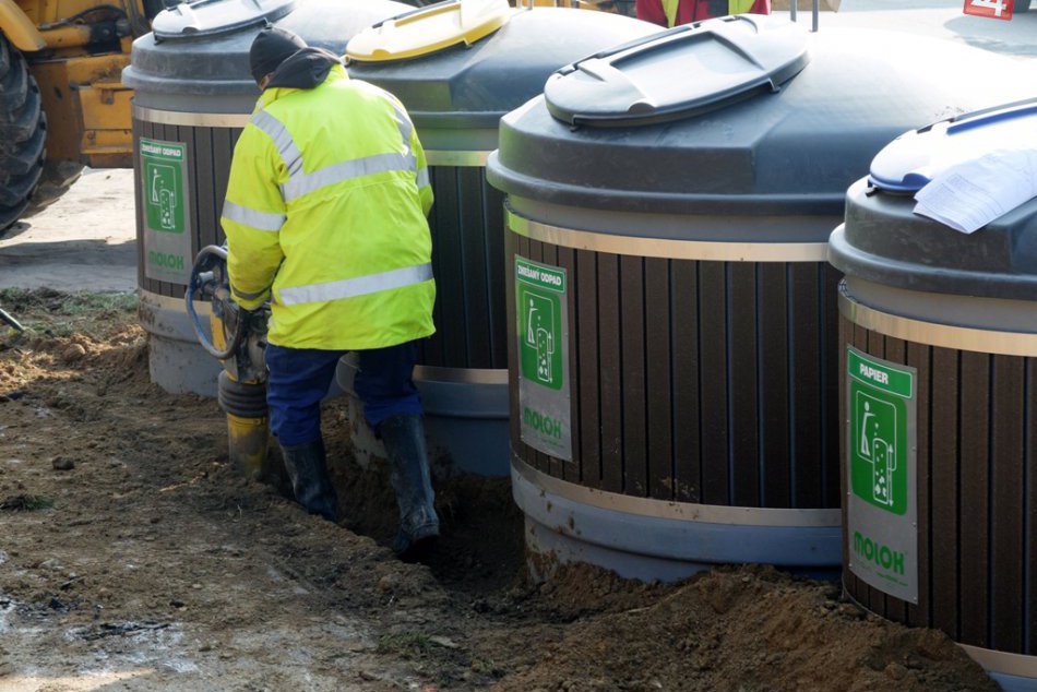 Jednou z možností je zavedenie polopodzemných kontajnerov