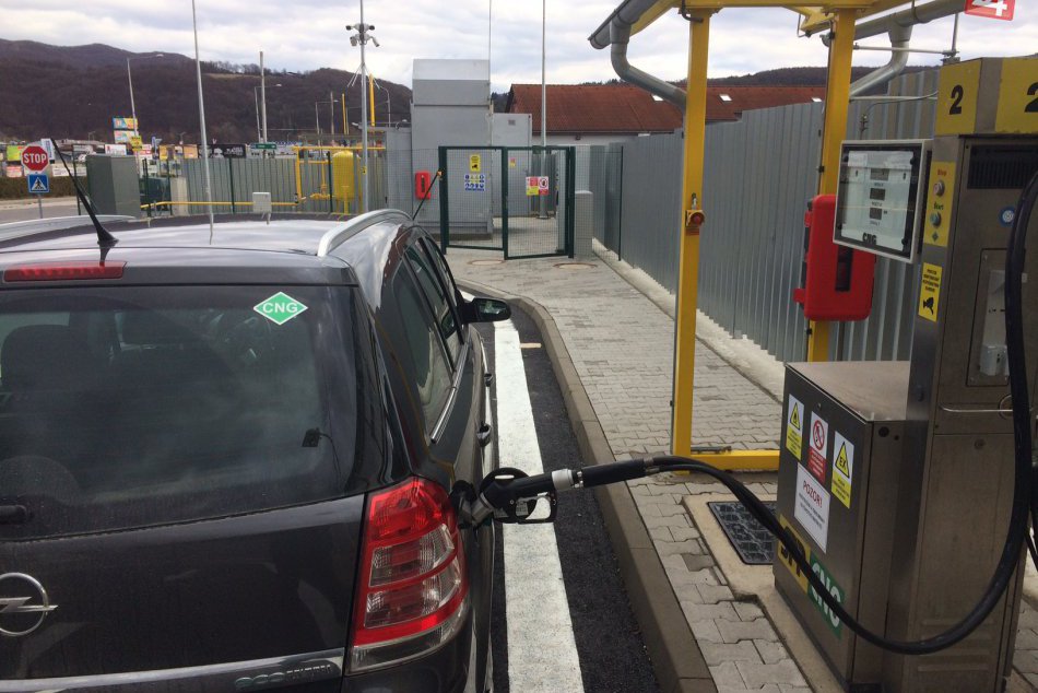 V OBRAZOCH: V Bystrici vyrástla nová plnička CNG paliva