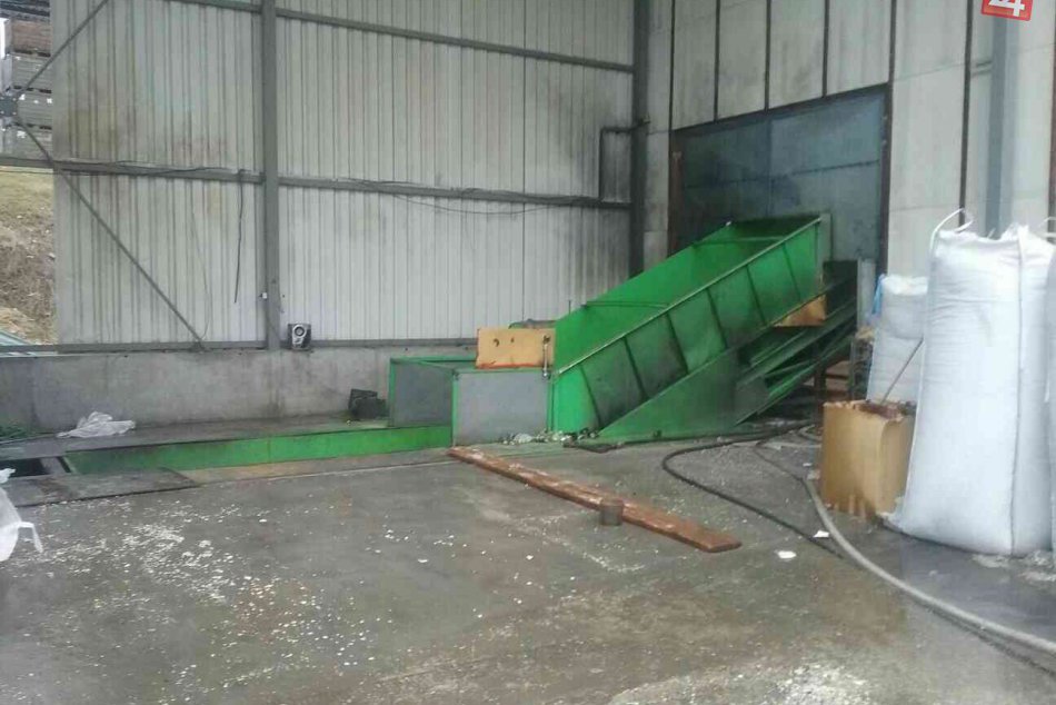 V OBRAZOCH: Zásah bystrických hasičov pri požiari výrobnej haly