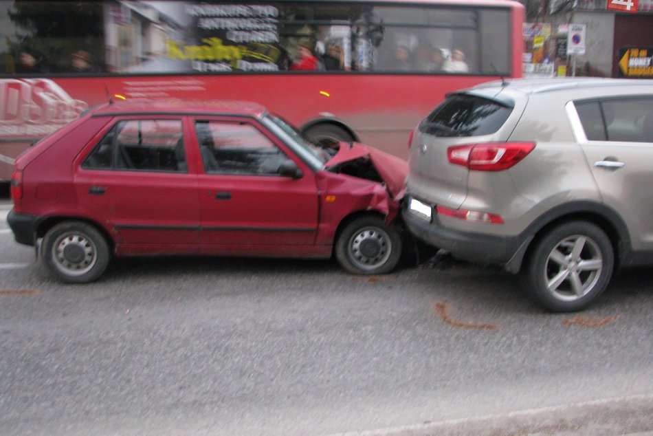 Hromadná zrážka v centre Považskej: Zábery priamo z miesta nehody
