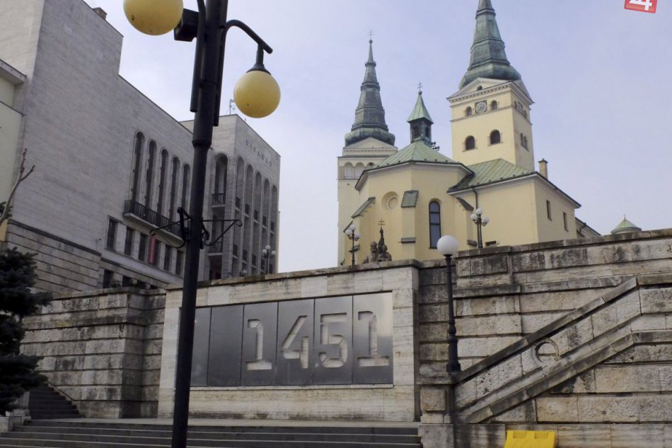 KURIOZITA DŇA: Na balustráde v Žiline pribúdajú záhadné čísla