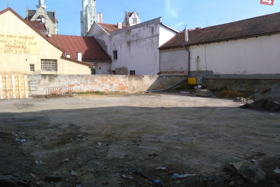 V OBRAZOCH: Na zatiaľ prázdnej ploche vznikne Radničné námestie