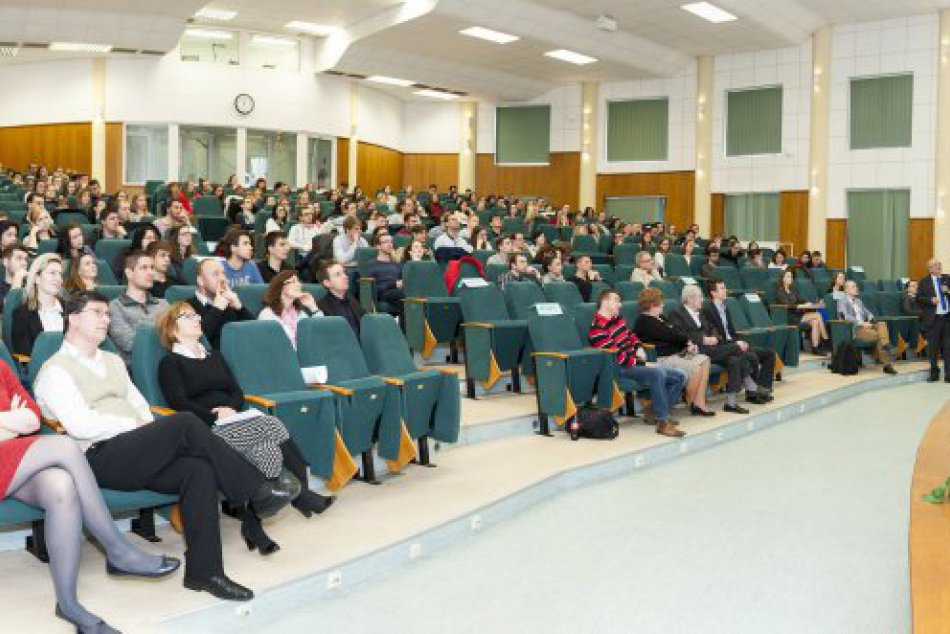 V OBRAZOCH: Guvernér NBS na pôde bystrickej UMB