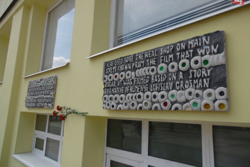 FOTO: Na Námestí slobody v Humennom pribudol pamätník slávneho filmu