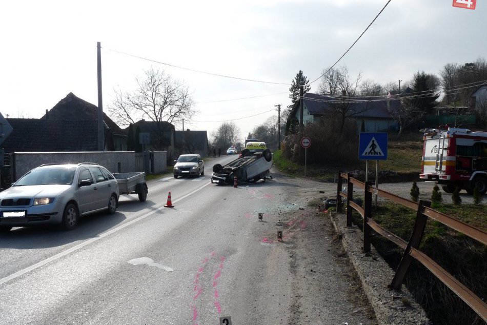 Dopravná nehoda neďaleko Považskej: Auto skončilo na streche!