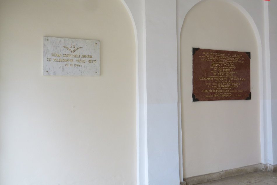 Foto: Takéto pamätné tabule nájdete v centre Michaloviec