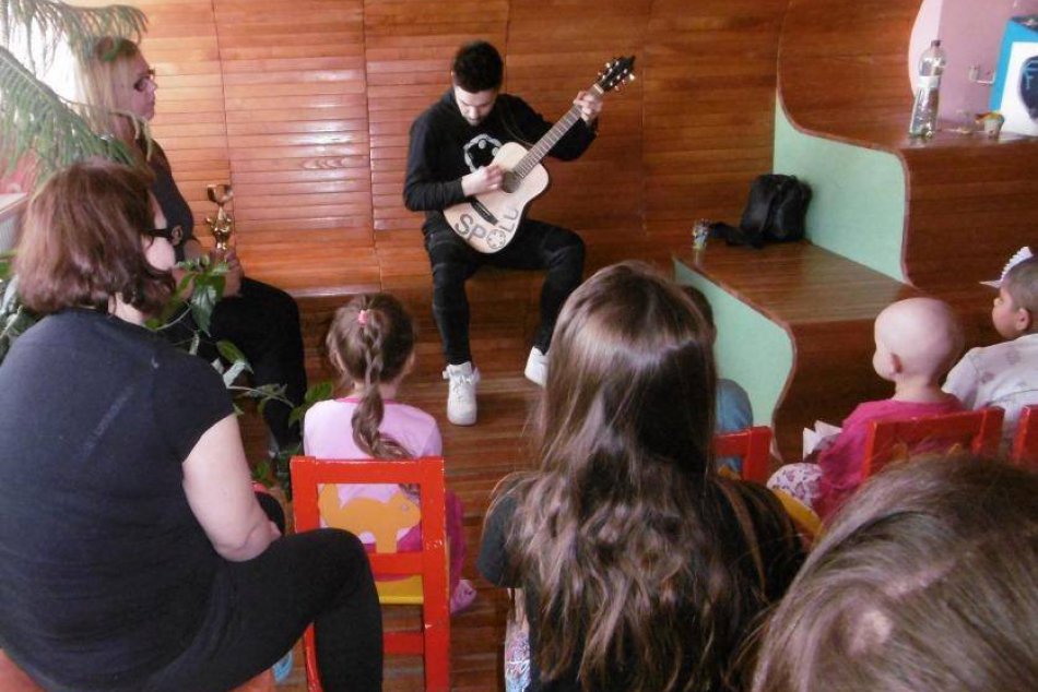 V OBRAZOCH: Choré detičky v bystrickej nemocnici potešil Adam Ďurica