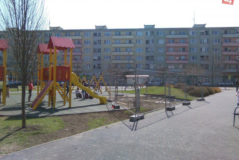 V OBRAZOCH: Na Námestí republiky sa deti hrajú pri plote