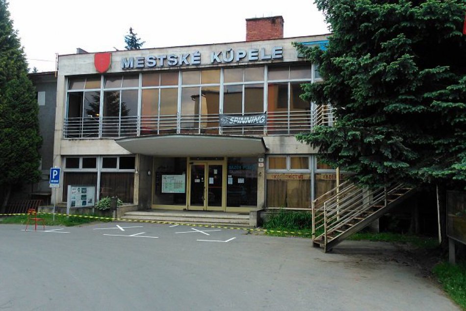 V OBRAZOCH: Mestská polícia zadržala narkomanov v objekte mestskej plavárne