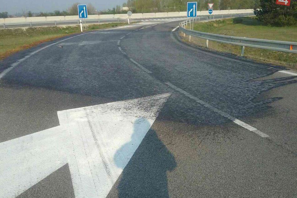 ZÁBERY z miesta: Pri Hlohovci sa rozliala kyselina