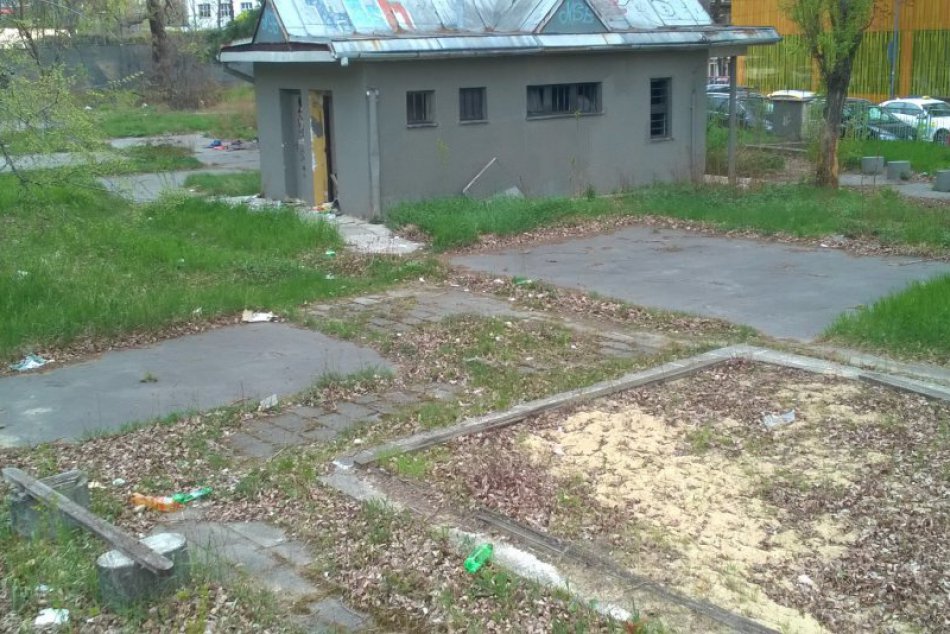 Schátrané ihrisko na Žabotovej ulici
