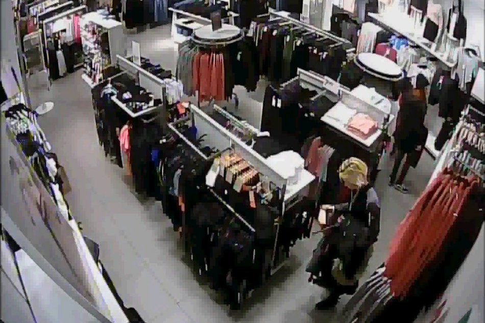V OBRAZOCH: V bystrickom obchodnom centre došlo ku krádeži