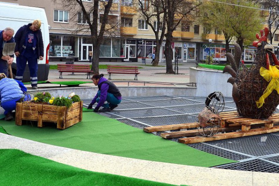 FOTO: Fontánu lásky obliekajú do veľkonočných šiat