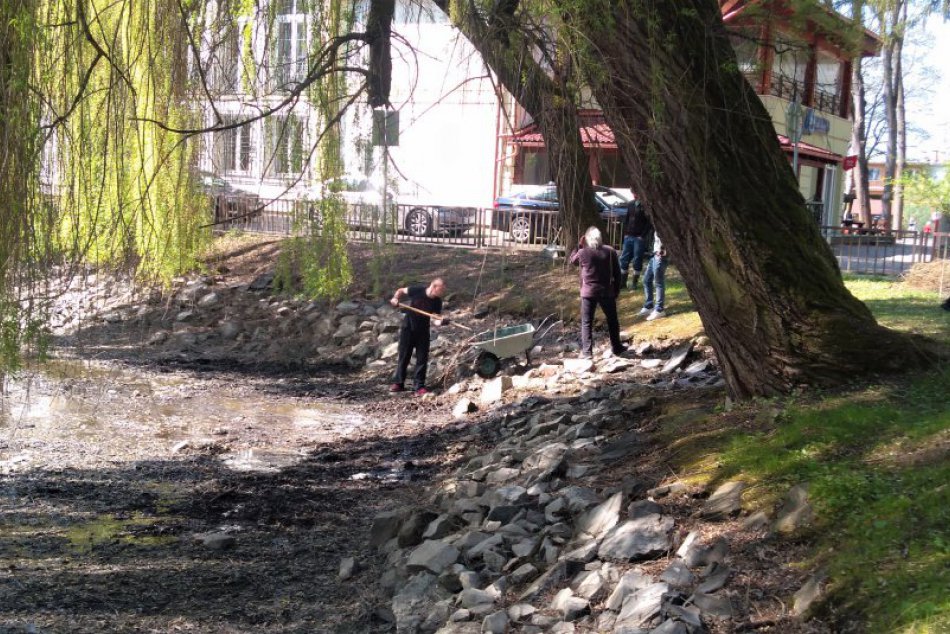 V OBRAZOCH: Jazierko v Lučeneckom mestskom parku čistia