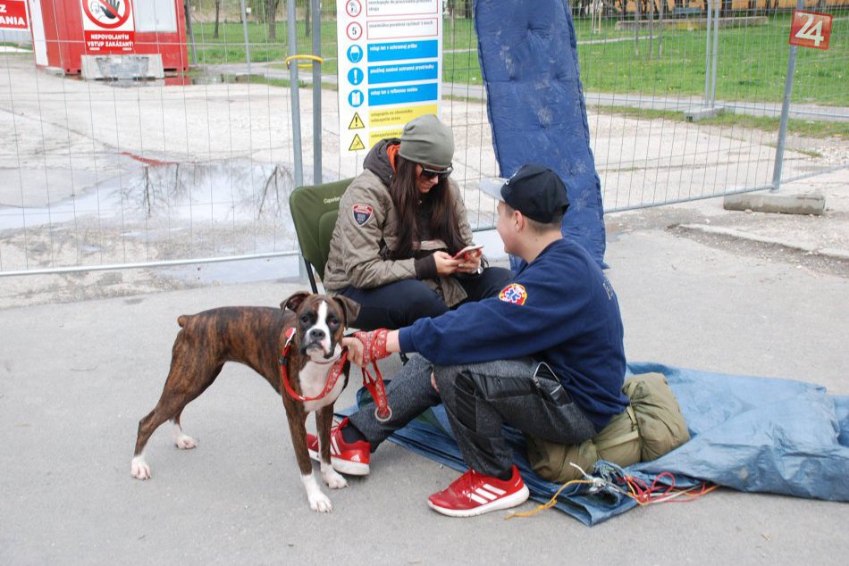 Dúbravčania bránia pozemok v lokalite Pri kríži vlastnými telami