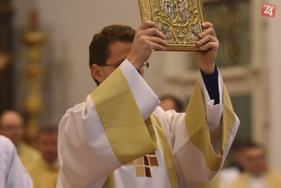 OBRAZOM: Arcibiskup Ján Orosch slúžil Omšu svätenia olejov