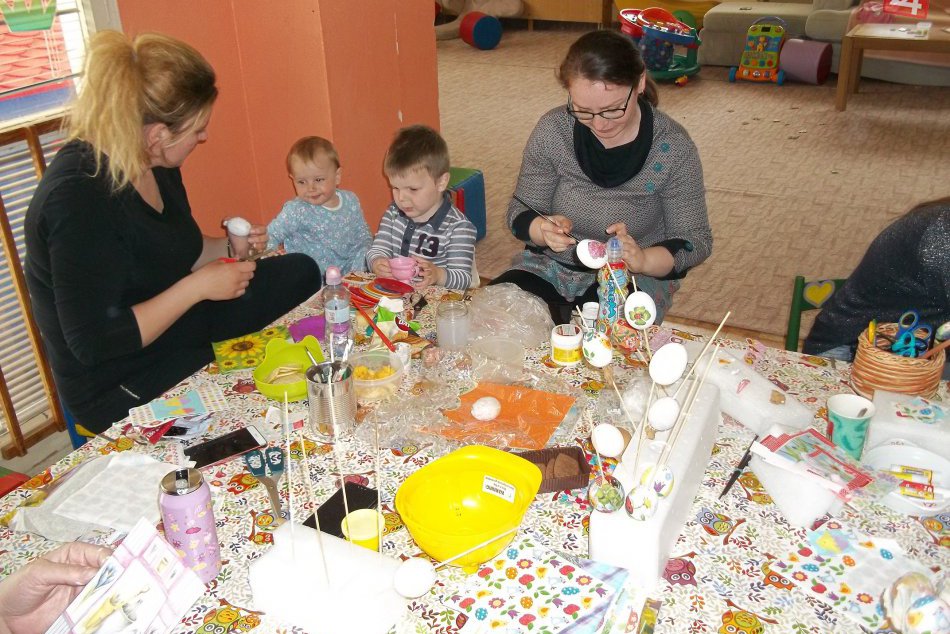 Veľkonočné prípravy mamičiek: Zdobili servítkovou technikou