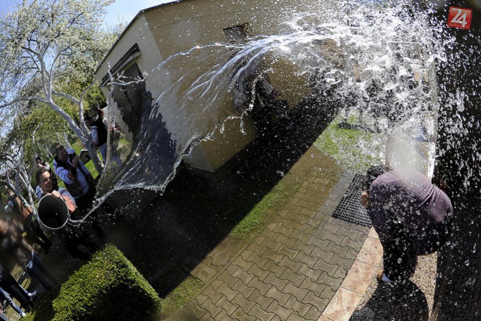 FOTO: Veľkonočná šibačka a oblievačka, tradície udržiavajú najmä folklórne súbor