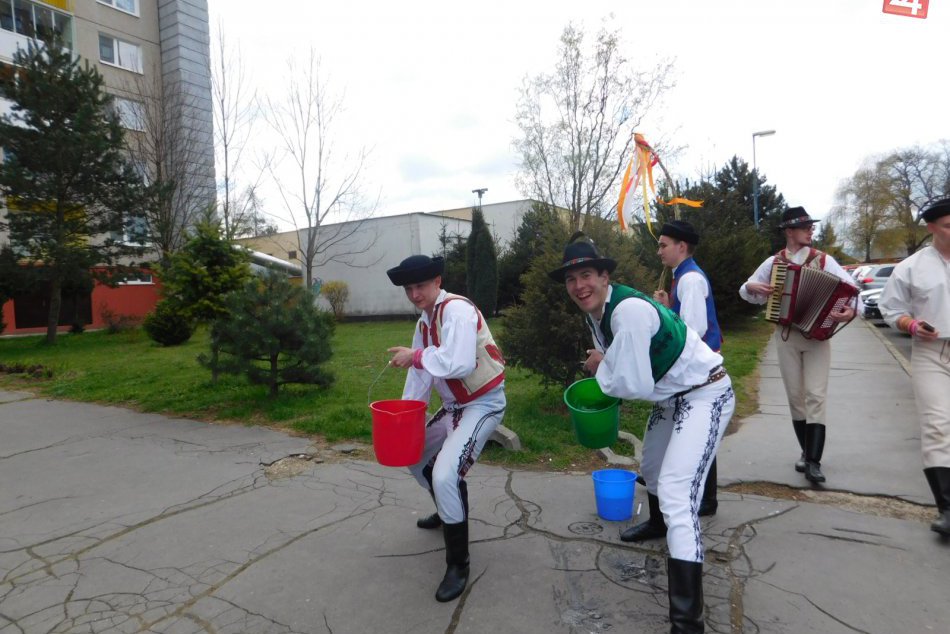 OBRAZOM:  Dievčatá sa nevyhli tradičnej veľkonočnej oblievačke