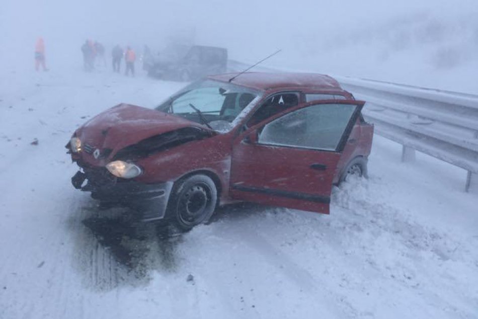 FOTOGALÉRIA: Na diaľnici sa stala hromadná dopravná nehoda