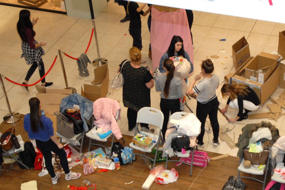 Recyklujú staré kartóny na sochy