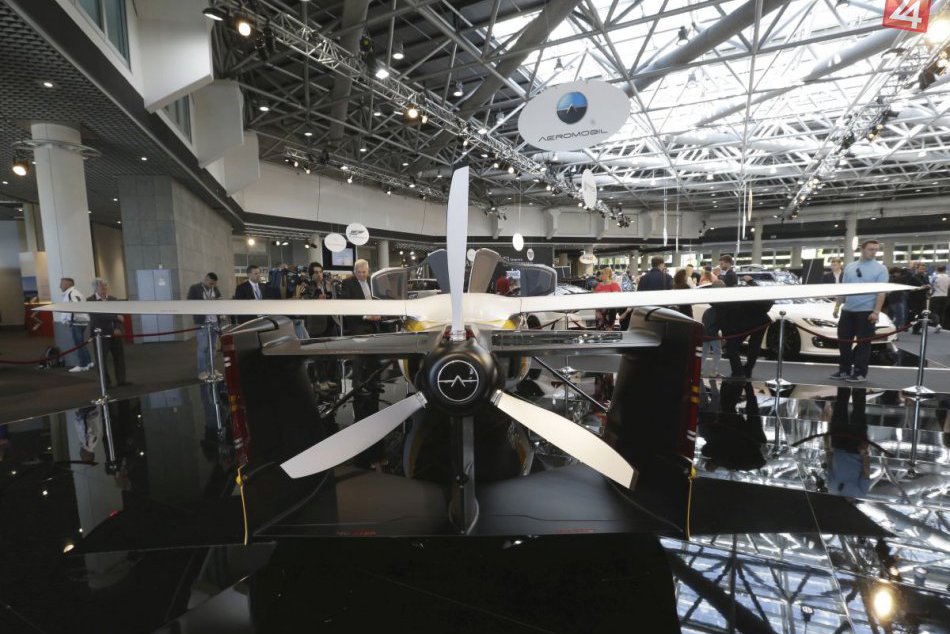 KURIOZITA DŇA: Slovenské lietajúce auto odhalil monacké knieža Albert II.