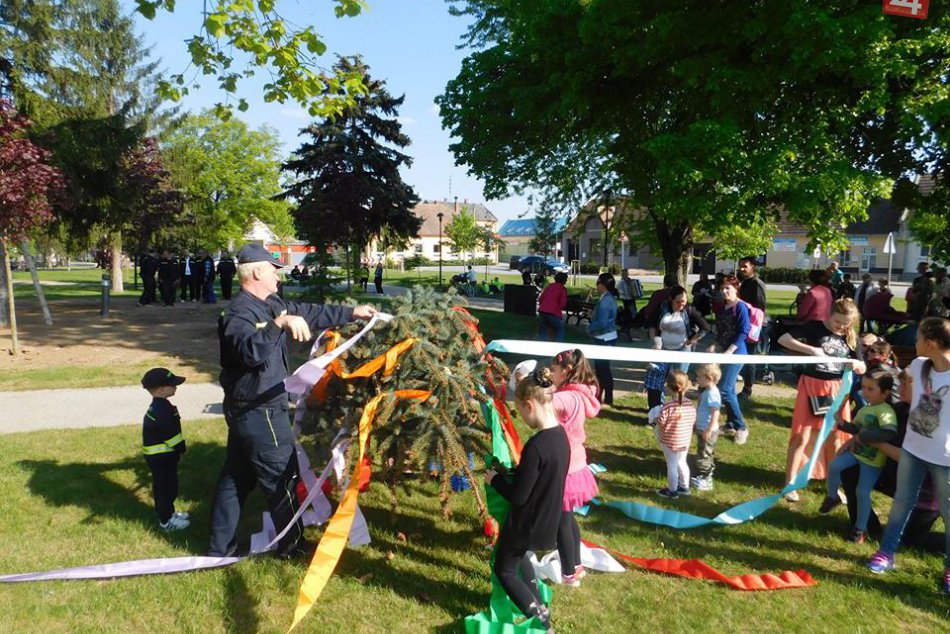 Obrazom: Stavanie mája v Leopoldove v roku 2016