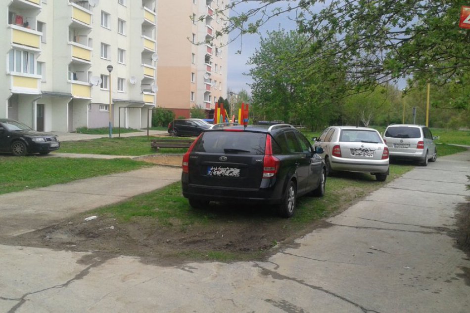 V OBRAZOCH: Problémy s parkovaním vo Zvolene. Vodiči stoja na tráve i chodníkoch