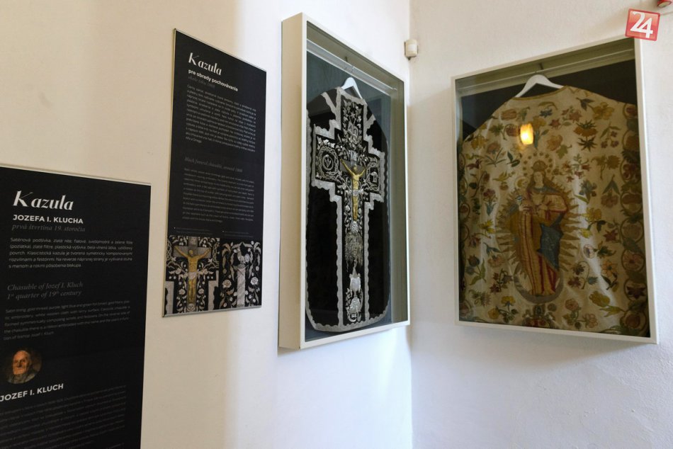 FOTO: Vstup na vežu hradnej katedrály v Nitre zdobia vzácne liturgické rúcha