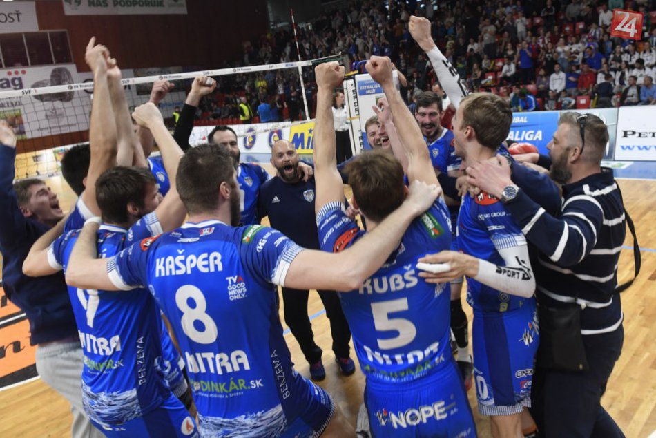 FOTO: Volejbalisti Nitry obhájili majstrovský titul, pod Zobor priniesli zlato