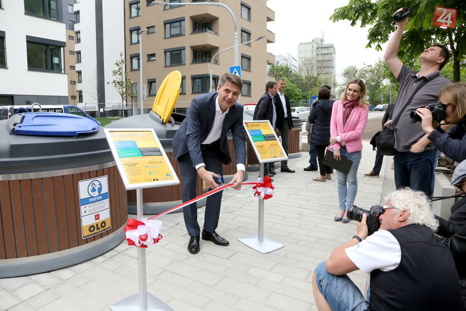 Prvé stanovište polopodzemných kontajnerov