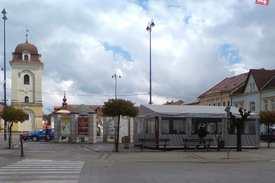 V OBRAZOCH: Prvé letné terasy v uliciach Brezna