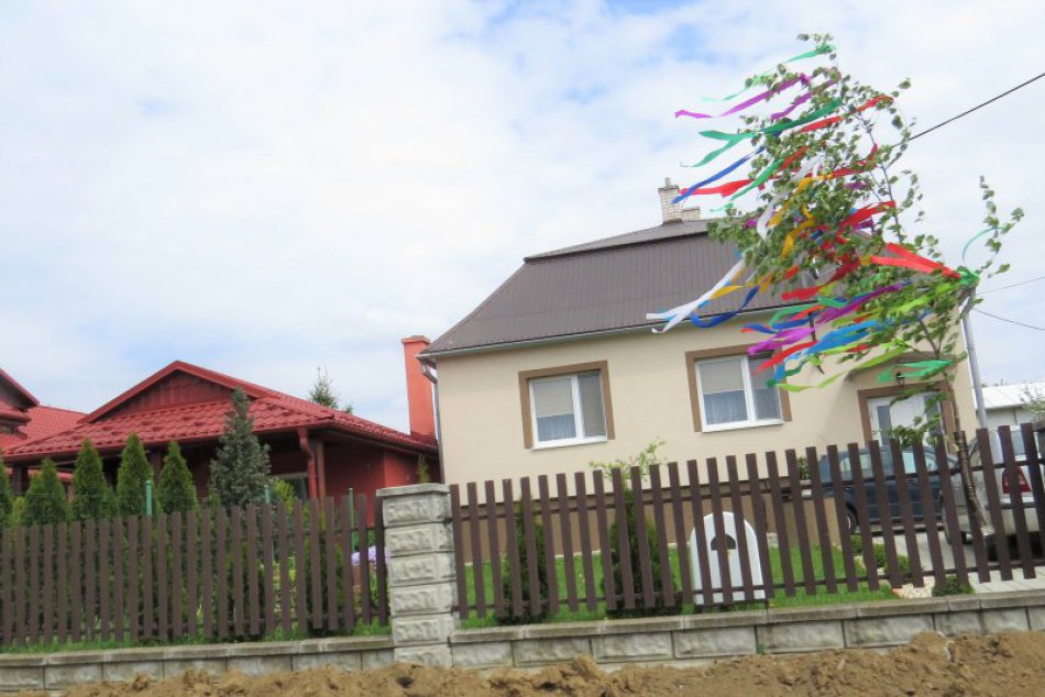 V Michalovciach a okolí zdobia brány farebné stuhy