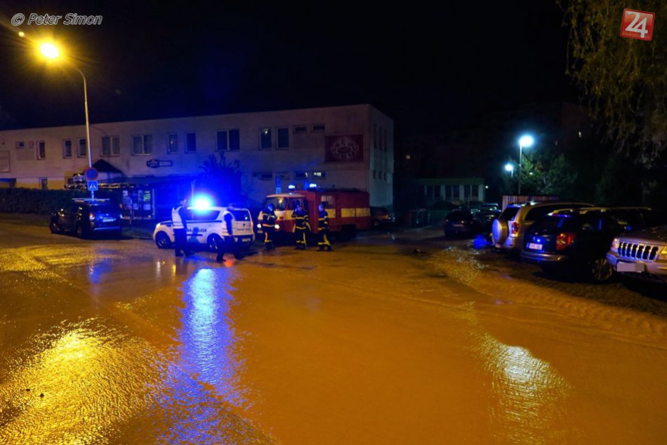 Obrazom: Po Juhu sa valila voda aj bahno