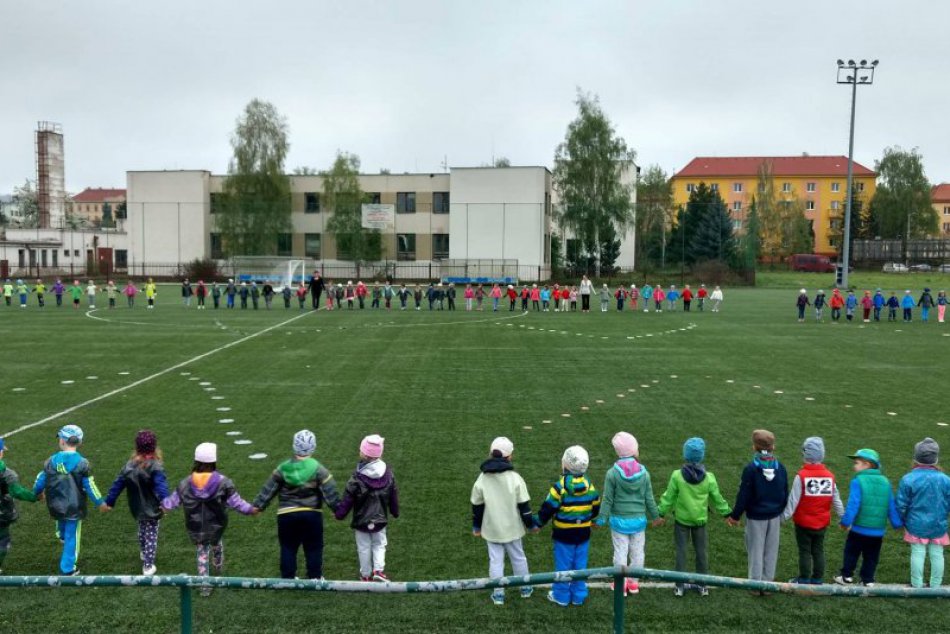 OBRAZOM: 230 škôlkárov zo Spišskej  nacvičuje parádnu zostavu