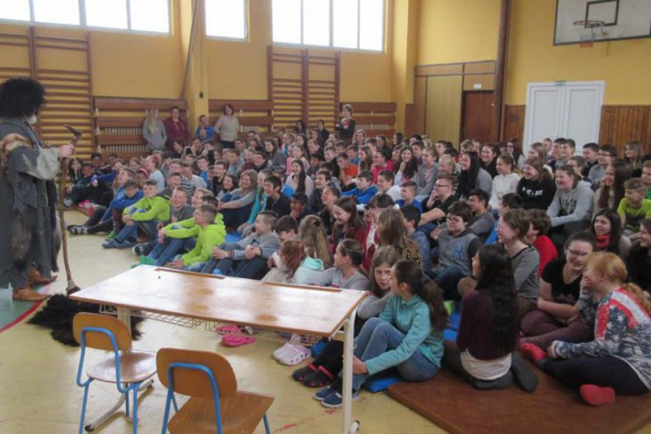 V OBRAZOCH: Na Hviezdoslavku zavítali šermiari a pesničkár Viktor