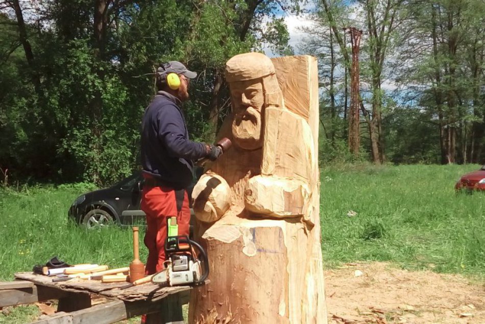 V OBRAZOCH: Rezbári pod Pustým hradom