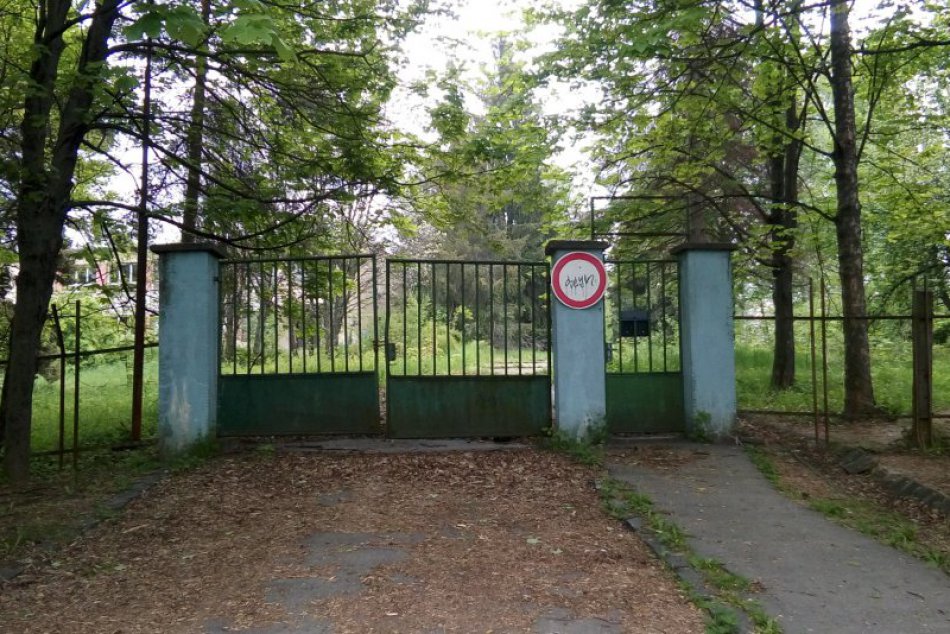 V OBRAZOCH: Bývalá Spojená škola vo Zvolene chátra